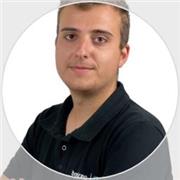 Profesor titulado en ingeniería informática da clases programación.